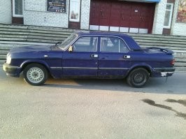 Была у меня "Десятка", более 10 лет назад покупал из-за мотора.  Отдал тогда 15 тысяч рублей. Мотор в ней стоял 406.2 на 150 пони. Год покатался и сдал на металл, мотор с коробкой переставил в ГАЗель.
Ничего плохого про авто не скажу, проехал за год что-то около 20000 км, много по области мотался. Идёт как баржа, мягко и уверенно плывёт по дороге. Только вот фары ни хрена не светят. Сидения очень удобные, даже оставил их себе, может кресла сделаю из них в гараже, лежат пока. Много приятных мелочей, которые уже обнаружил при разборе, типа маслёнок в дверных петлях и подогрева форсунок омывателя. По сидением нашёл мятую банку из-под Балтики тройки и три купюры общим номиналом 7 гривен :) (5+1+1), даже где-то лежат эти фантики.
Машина даже окупилась. Попал в аварию на ней и страховая выплатила 30 тысяч :).
Захотел бы я себе её снова? Нет.  Не смотря на то, что машина большая, места в ней не так и много. Багажник большой, но низкий, запаска занимает значительную часть его. Расход литров 11 был по трассе на скорости 110-120.