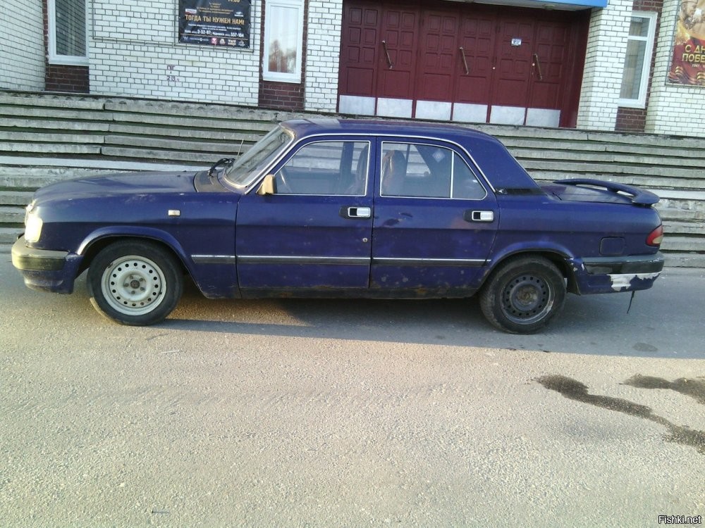 Была у меня "Десятка", более 10 лет назад покупал из-за мотора.  Отдал тогда 15 тысяч рублей. Мотор в ней стоял 406.2 на 150 пони. Год покатался и сдал на металл, мотор с коробкой переставил в ГАЗель.
Ничего плохого про авто не скажу, проехал за год что-то около 20000 км, много по области мотался. Идёт как баржа, мягко и уверенно плывёт по дороге. Только вот фары ни хрена не светят. Сидения очень удобные, даже оставил их себе, может кресла сделаю из них в гараже, лежат пока. Много приятных мелочей, которые уже обнаружил при разборе, типа маслёнок в дверных петлях и подогрева форсунок омывателя. По сидением нашёл мятую банку из-под Балтики тройки и три купюры общим номиналом 7 гривен :) (5+1+1), даже где-то лежат эти фантики.
Машина даже окупилась. Попал в аварию на ней и страховая выплатила 30 тысяч :).
Захотел бы я себе её снова? Нет.  Не смотря на то, что машина большая, места в ней не так и много. Багажник большой, но низкий, запаска занимает значительную часть его. Расход литров 11 был по трассе на скорости 110-120.