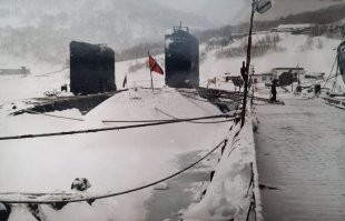 Это ещё не вся правда. Там в центре города сходят снежные лавины, бывали со смертельным исходом. Город находится среди сопок, с них и сходят снежные массы.
На фото п. Бечевинка, база ПЛ ТОФ. 1993-1994 год. На третьем фото 3-х этажный дом под снегом, перед ним слева от фонаря занесенная снегом выше крыши казарма. Лавины сходили на плавпирсы и пришвартовнные ним ПЛ пр 641 и позднее 877