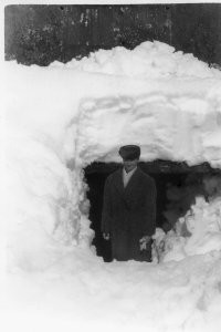 Это ещё не вся правда. Там в центре города сходят снежные лавины, бывали со смертельным исходом. Город находится среди сопок, с них и сходят снежные массы.
На фото п. Бечевинка, база ПЛ ТОФ. 1993-1994 год. На третьем фото 3-х этажный дом под снегом, перед ним слева от фонаря занесенная снегом выше крыши казарма. Лавины сходили на плавпирсы и пришвартовнные ним ПЛ пр 641 и позднее 877