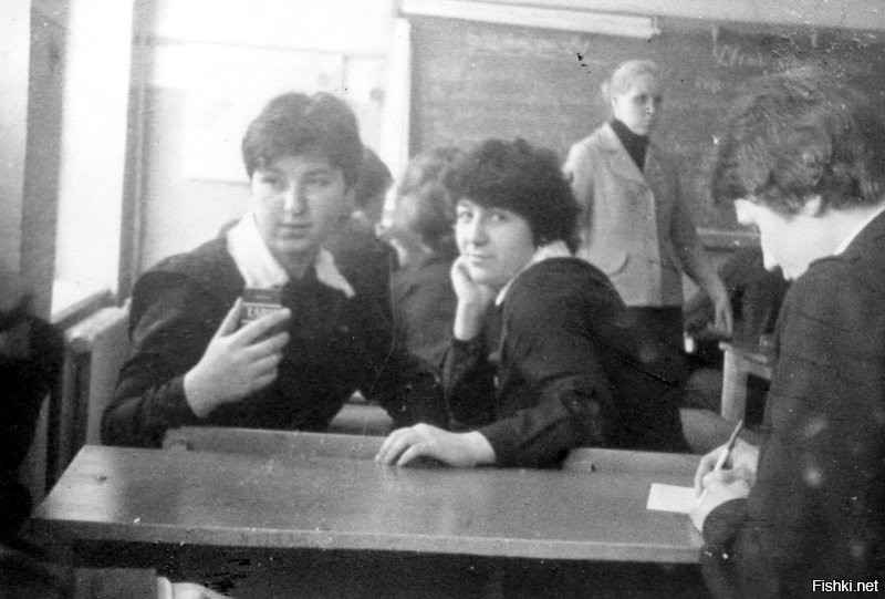 1981-1983 Архангельская область.
Катунинская средняя школа. 
Эмоции другие и по другим поводам и причинам
1. Проводы русской зимы, она же Масленица.
2. знакомая. ИринаЗ
3. На предпоследней парте.
4. На последней парте
5. Афиша вечера отдыха, она же школьная дискотека.
6. Одноклассницы на биологии, преподаватель Нина Николаевна Ерёмина (5+)