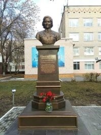 И ни слова о том, что Валентина Гризодубова окончила Пензенскую школу гражданской авиации ОСОАВИАХИМа в 1928-30-х годах. В Пензе Валентине Степановне установлен бюст, ее имя носит Пензенская школа № 26.