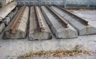 Буровая установка, это целый завод, который стоит на железобетонных балках с рельсом, бипах.   Их при кустовом бурении периодически смещают после каждой пробуренной  новой скважины. Видимо под бипом грунт просел или станок с рельс сошел, вот и завалился. Но это у нас так, может у них как-то подругому.