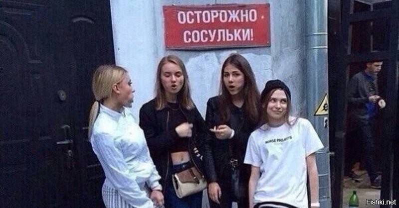 В Китае туристы массово ходят по самому опасному зимнему маршруту