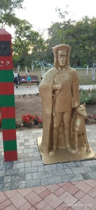 Бронзовые герои: Памятники, посвященные безусловной верности