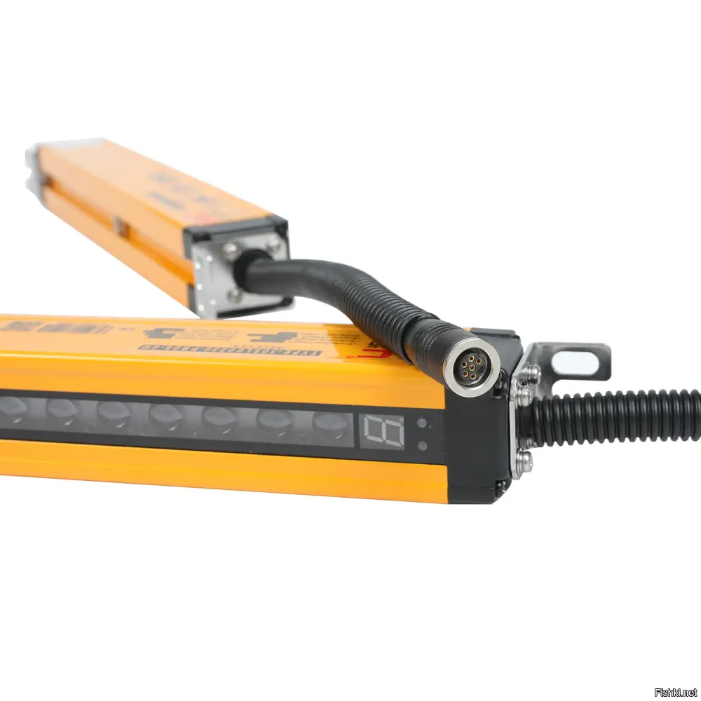 Вторые половинки барьеров висят вверху, закрывая всю рабочую область пресса. На них как будто какая-то плёнка надета, не знаю зачем. Кабели тоже могут быть самые разные, в зависимости от конструкции барьера, а их там чуть менее, чем дофига -- многоконтурные, с блокировкой и сигналом сброса, с цифровыми линиями и т.п.