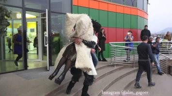 Вооруженные мужчины похитили звезду сайтов для взрослых