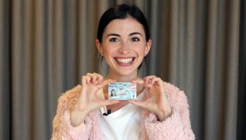 Не точно... Похожа на уехавшую блогершу Марину Мигалко