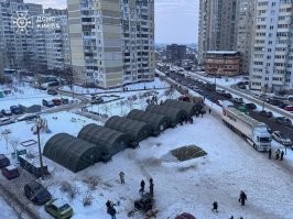Кто в курсе, что это за квадрат по центру? Моя нездоровая фантазия смогла представить только альтернативную ёлку (но с гирляндами)