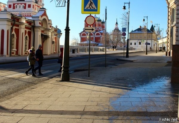 А какой тротуар забабахали!!! Вчетверо шире проезжей части.