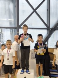 Это комбинезон "заря" из сталкера я два месяца кроил и шил. А нож обычный пчак из Таджикистана, по факту кулинарный. Лаврентий Павлович по серьезному готовиться стать офицером.