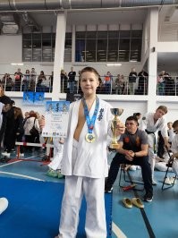 Это комбинезон "заря" из сталкера я два месяца кроил и шил. А нож обычный пчак из Таджикистана, по факту кулинарный. Лаврентий Павлович по серьезному готовиться стать офицером.