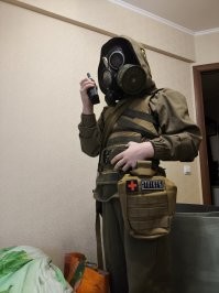 Это комбинезон "заря" из сталкера я два месяца кроил и шил. А нож обычный пчак из Таджикистана, по факту кулинарный. Лаврентий Павлович по серьезному готовиться стать офицером.