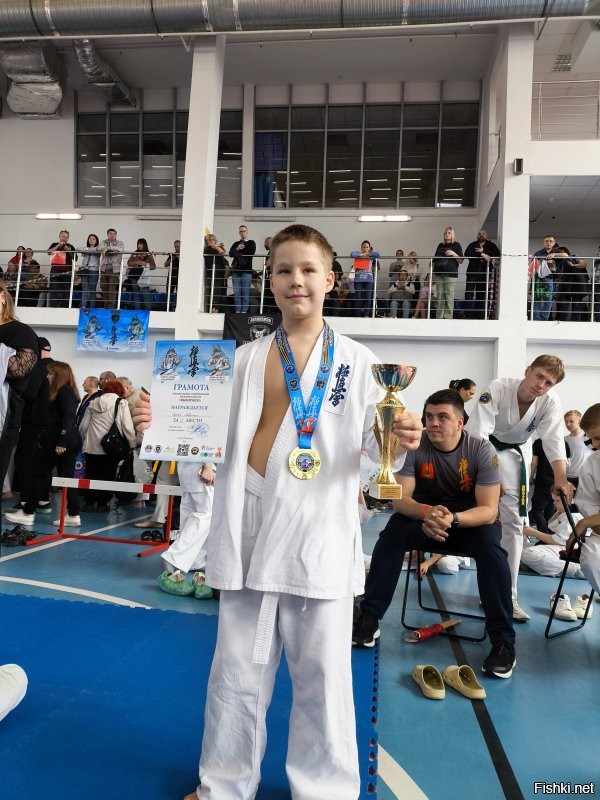 Это комбинезон "заря" из сталкера я два месяца кроил и шил. А нож обычный пчак из Таджикистана, по факту кулинарный. Лаврентий Павлович по серьезному готовиться стать офицером.