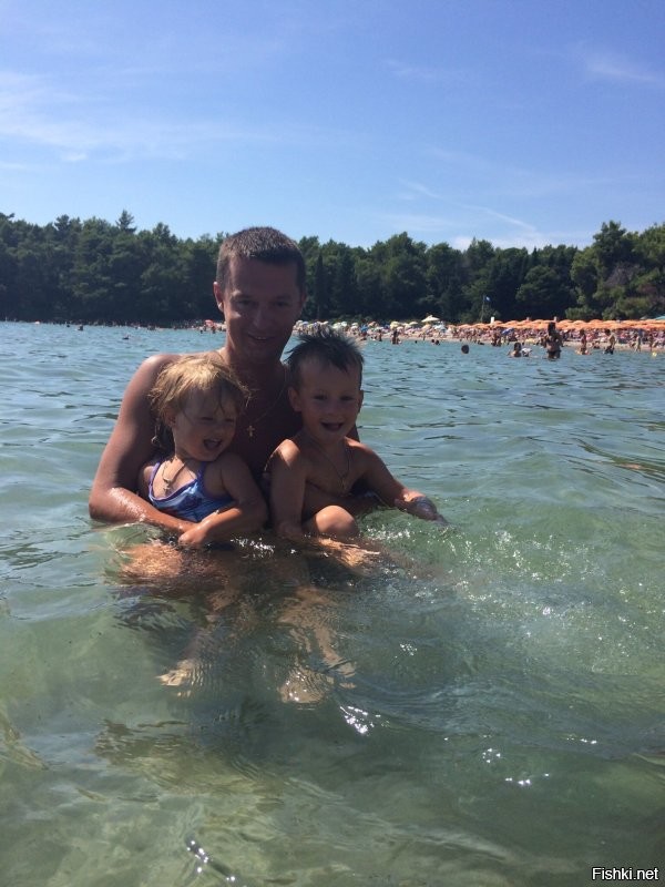 Я каждый год с самых ранних лет гоняю отдыхать с детьми, при этом часто ездим с друзьями все вместе, никогда не чувствовал что дети особо как то мешают... но для них же путешествия тоже в кайф, а для меня кайф моих детей иногда даже больше удовлетворения приносит чем мой личный кайф))