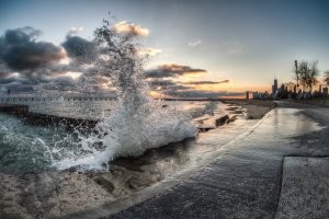 Это привело к образованию гигантской волны цунами, которая поднялась вверх по склону и достигла деревьев на высоте 524 м (С) 
  Это не высота волны, это высота до которой дошла вода. 
 Примерно вот так: