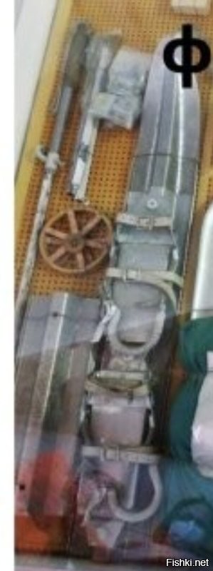 Из лыж можно сделать санки.