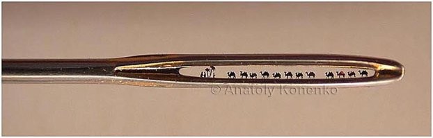 Анатолий Иванович Коненко
художник-микроминиатюрист.
(  )
Чеховский "Хамелеон" была самой маленькой книгой в мире на 1996 год - 0,9 Х 0,9 мм. 
С тех пор Коненко пару раз побивал свой рекорд.