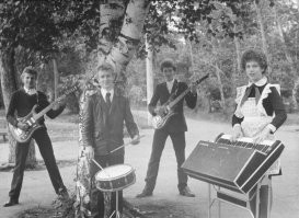 Ударнику нравилась Оля,
Та, что играла на "ионике",
А Оле снился соло-гитарист
И иногда учитель пения.