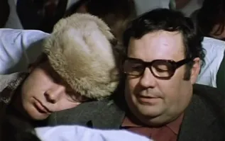 Пассажирку самолета возмутила спящая на её ягодицах женщина