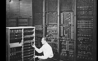 Это первые компьютеры 50-ти летней давности. Прошли эволюцию до современных устройств, с которого вы сейчас пишите чушь.