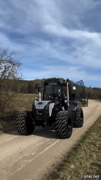 Зачем? Навески ведь не разворачиваются.
А с плугом или сеелкой вперёд, не поедешь.