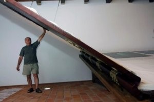 Самая большая (и тяжелая) книга, занесенная в Книгу рекордов Гиннеса - называется «Это пророк Мухаммед» 429 страниц, она имеет размер 5 на 8,06 метра и весит около 1500 килограмм. 
Если всё остальное инфо в статье такой же пробы ...