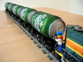 Игрушечный поезд расчищает себе путь