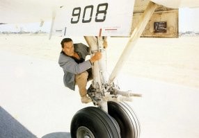 Он с переднего прыгал...