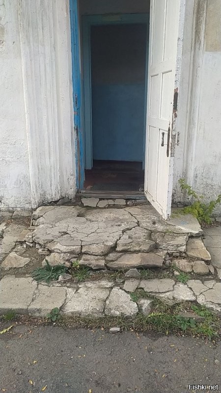 Разговор не о том как ты живёшь, а сколько денег вкладывают в образование и прочие структуры, а жить ты можешь херово, может даже в канализации.
Смотри как у нас выглядит вход в детскую консультацию, на этой двери только краски прибавлялось с 50х годов, когда была построена больница, а у тебя в Москве наверно так же?
Когда найдёшь такое у себя, потом приходи рассказывать про тяжёлую жизнь и как Собянин задолбал ремонтами. Я платочек возьму, буду слёзы вытирать