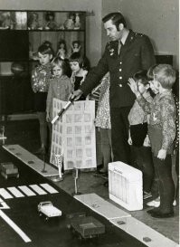 В СССР детей С ДЕТСТВА, с детского сада, потом в школе учили как БЕЗОПАСНО переходить дорогу.
Не правам на дороге, а как не пострадать.
И это ПРАВИЛЬНО!!!