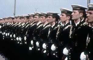А вот этим ребятам и писали и танцевать хотели с ними!!! Хоть они и не офицеры....