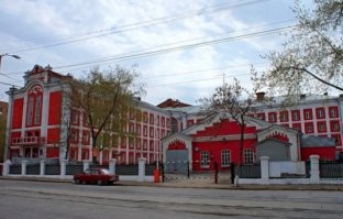 Здание бывшего губернского тюремного комплекса, которое сейчас используется как общежитие и учебный корпус Самарского государственного медицинского университета.
Тюрьму начали строить в 1896 году, а передали в ведение казны 12 декабря 1898 года. Проект разработал архитектор главного тюремного управления, автор петербургской тюрьмы «Кресты», профессор Томишко.
В «Самарском кресте» отбывали срок такие известные люди, как Валериан Куйбышев, Алексей Рыков, Николай Шверник, Инесса Арманд.
Студенты впервые сменили заключённых в здании тюрьмы в 1932 году, когда вышло постановление Совета народных комиссаров СССР «Об обеспечении учащихся осеннего набора общежитиями».