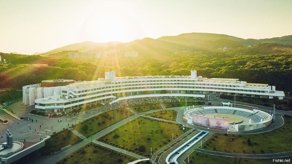 Чем копипастить заморскую чушь, лучше бы про наш "Океан" написали. Корпус "Бригантина", если память не изменяет. Это в СССР не для военных летчиков строили, а для отдыха детей.