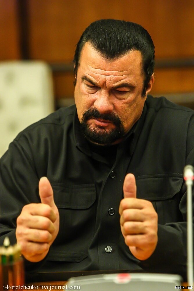 Девушка дала отпор задире