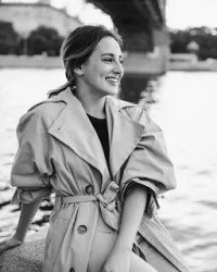 ...и вроде даже не родственницы...))