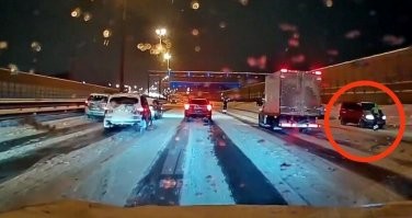 Не впереди, а прямо здесь, и гаишник её оформляет. А для этого ему нужно подойти к машине у левого отбойника, как минимум убедиться что там медпомощь никому не нужна.