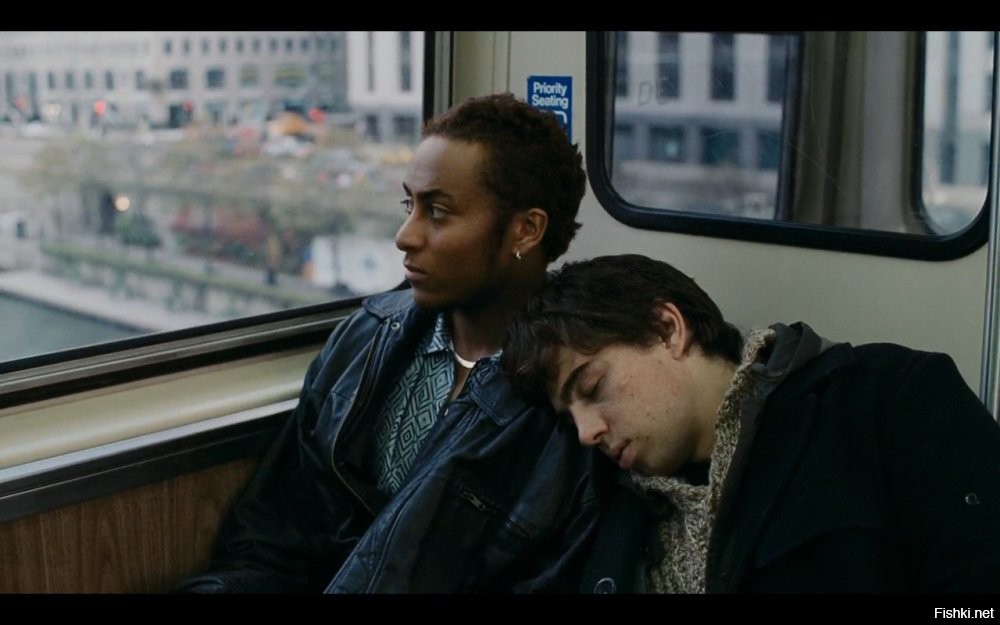 Реакция девушек на парня, спящего на их плече