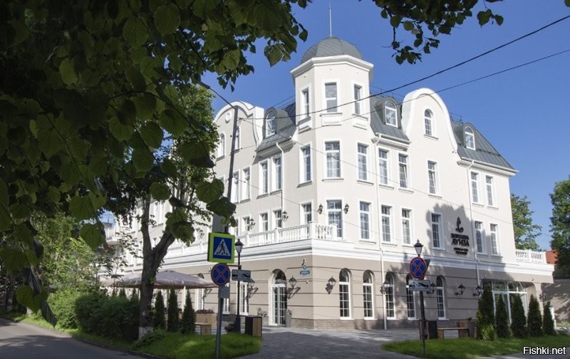 Этот чмошник синеголовый на глаза скорбный. Тут на блевотину похоже как раз это непонятное нечто, что он хвалит. А офис представителя хотябы попытались  сделать в стиле классицизма и купеческой роскоши, который как раз и составляет наиболее живописную часть многих городов страны.
 А вообще давно тенденция к безвкусию и неумение строить гармоничное городское пространство. Причём всё это называют и прикрывают креативностью, модными модными взглядами и прочей муйнёй. А на деле разношёрстное нечто и уродища, торчащие посреди неподходящих ни по стилю, ни по виду зданий. Точно такое наблюдаю уже несколько лет в моём городе. Есть деньги, нет мозгов и вкуса. И ладно бы вообще ничего дельного не могли строить, так нет же, есть и буквально пару лет назад построили у нас на месте старой гостинцы новодел, но даже лучше прежнего(первое фото). И есть несколько таких же примеров(второе фото). Но есть и ужас кошмарный(третье и четвёртое фото). Это вообще ужас нашего городка. на самом знаковом месте. Рядом с историческим красивым зданием. Просто позорище. Кстати вот на последнем фото как выглядело это место в старом городе. К тому времени город был уже популярным курортом. Указала стрелками здание, на фундаменте которого возводят это новую уродливую корявку. Но с видом на море.