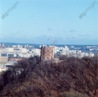 Столица Литовской ССР, Вилнюс. Замок Гедиминаса. 
"Независимые" придурки спилили все деревья и теперь слои горы, на котороч стоит замок, сползают вниз. Скоро замок может остаться только в воспоминаниях и на фотографиях.