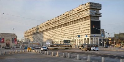Жилой дом в Москве, у метро Тульская, который стал кораблём. Мы в детстве его авианосцом называли.....