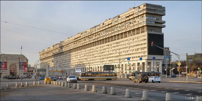 Жилой дом в Москве, у метро Тульская, который стал кораблём. Мы в детстве его авианосцом называли.....