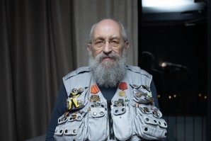 Ну, прям отец-героин, с медалями за многодетность.