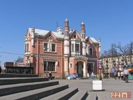 Я, бывая на Чёрной Речке, всё никак не зайду в дом, где Джефферсон Хоуп, позже задержанный Шерлоком Холмсом отравил Эноха Дреббера, после чего написал кровью на стене слово «Месть» (серия «Кровавая надпись»). Там теперь торговый центр или вроде того, а надпись, скорее всего, стёрли коммунальщики((