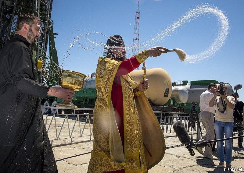 Святой водой брызгать, бесов отгонять...