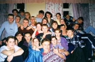 Вспомнилась школа, знакомые. Как и на этом фото не припоминаю у нас никаких ахметов, хасанов, асланбеков, жизнь была такова, что ехать куда то им не было никакого смысла, более менее так же жить они могли и дома. И комфортней и других от навязывания своего менталитета избавляли.