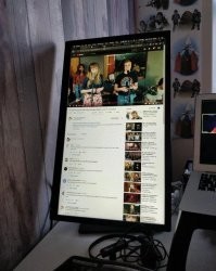 А у вас разве не вертикально монитор стоит?