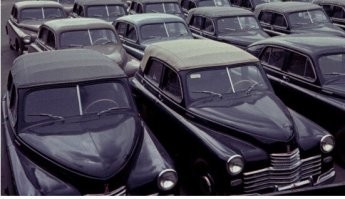 Сам 1961 года издания, но никогда не видел "Победу"с брезентовой крышей (только на фото).