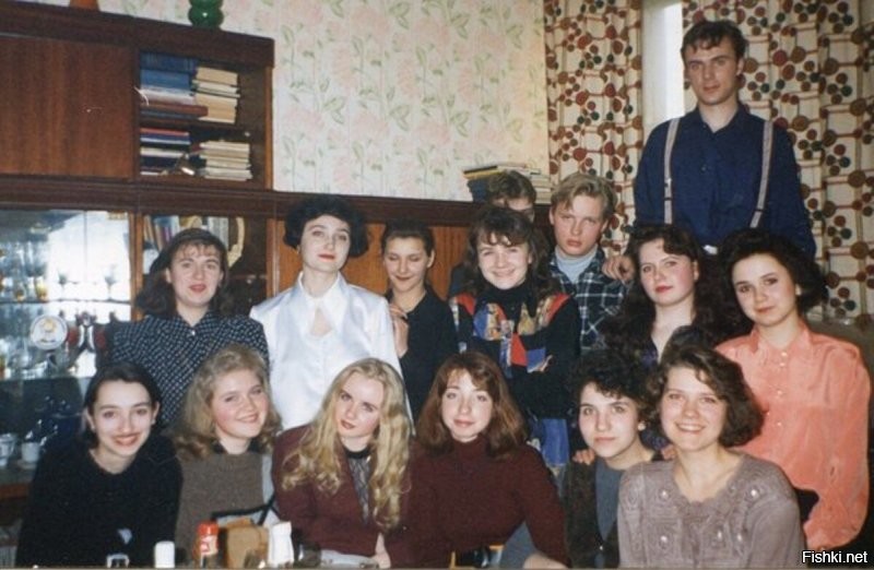 Девки все довольные, веселые. А вот судя по скорбным лицам парней, учеба в этом достойном учебном заведении далась им нелегко. Один вообще спрятался. Иих можно понять. Они б еше в текстильный пошли, в Иваново