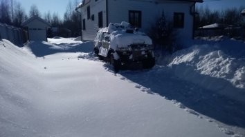 О! Вчера старый сказочник был. 
Сегодня молодые. 
И ценник до 5000 вырос. 

Извините, но что и как можно 30 минут там откапывать? 
Это же не Камчатка. 

Снег с машины скинуть - 2-5 минут, пока прогревается. 
Ну пусть даже десять, если там как на фото ниже. 

Кто будет пять тыр платить за такое? 
И уж точно, никто не будет "профессионально" чистить снег теми зубными щётками, что у них на видео.